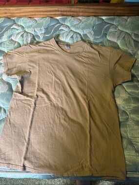 Gildan Men's Crew Neck T-Shirt in Brown